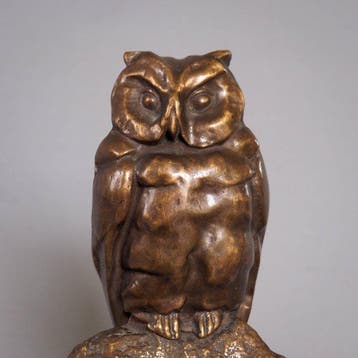 Statue, Uil kijkend op een rots - 17 cm - Bronze patiné