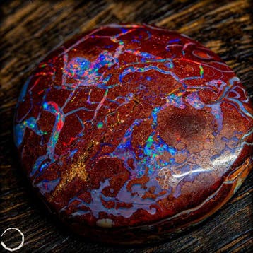 Australische Boulder-Opal – Rode matrix met iriserend