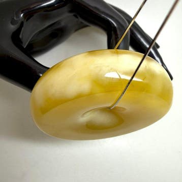 Grote witte Baltische amberhanger in donutvorm, amulet,