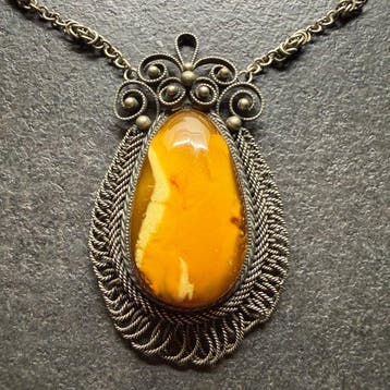 Oude hanger met natuurlijk Baltisch amber en halsketting,