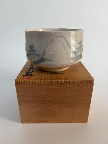 Japanse Shino-stijl chawan – handgeschilderd landschapmotief