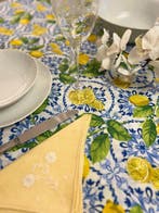 Elegante tafelkleed voor grote tafels. Country house met