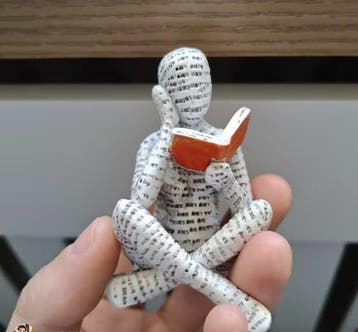 1pc Abstract Letter for Man Reading - Beeldje - Sitting