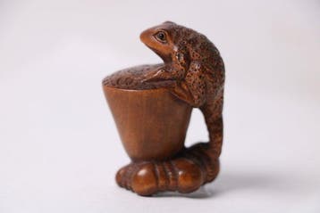 Crapaud sur un mortier à graines de lotus – Netsuke en buis