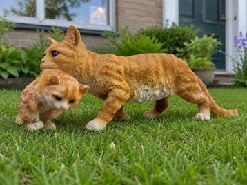 Beeld, garden statue 50 cm long cat with kitten - 20 cm -