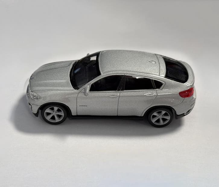 Schaalmodel BMW X6 (schaal 1:43, ca. 10x4x3 cm, grijs), Bricolage & Construction, Outillage | Autres Machines, Envoi