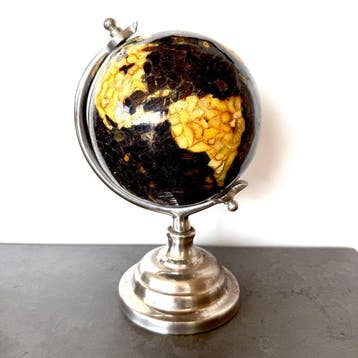 Decoratieve staande wereldbol met natuurlijke amber-mozaïek,
