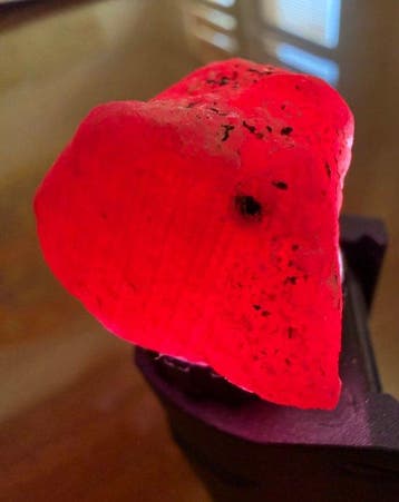 Robijn Ruwe. Prachtige 120 ct Mozambique Bloedrobijn.