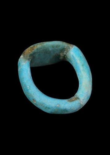 Oude Egypte, Nieuwe rijk Faience Ring met hiërogliefen