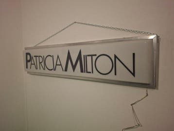 Patricia Milton - Enseigne lumineuse - Aluminium, Plastique,