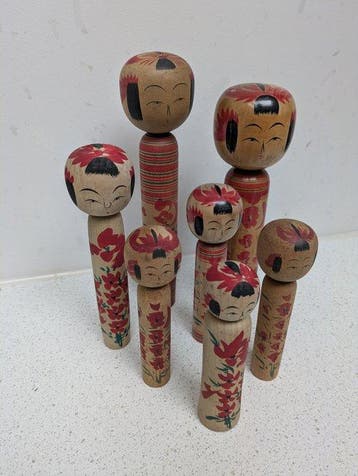 Een schitterende set vintage Kokeshi in verschillende