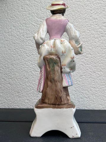 Unknown - Figurine - Lady with hat and basket - Porcelaine