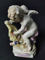Meissen statuetta, raffigura un Cupido seduto H.12cm -