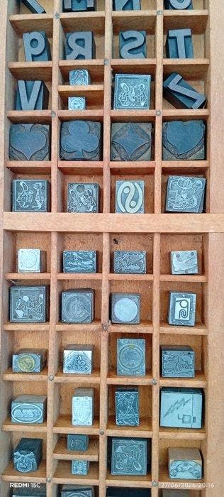 Industriële apparatuur - Typografische lade en 126 clichés /, Antiek en Kunst, Antiek | Wandborden en Tegels