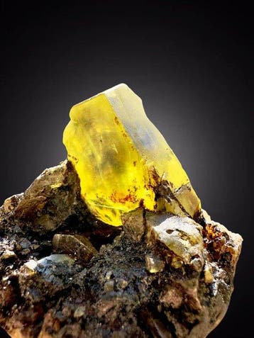 Glanzende zwavel-edelsteen op matrix Mineralencollectie -
