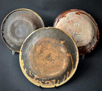 Schotel (3) - Drie geglazuurde terracotta borden, Multan,