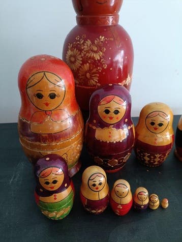 E. Tomaxova - Beeldje, Lot de 10 Matriochka et 3 oeufs, Antiquités & Art