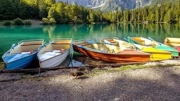 Viktoria Farkas - Moored in Paradise - Fine Art Premium, Antiek en Kunst, Kunst | Designobjecten
