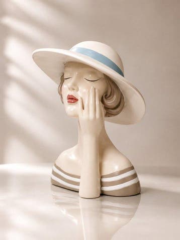 Buste, Elegant Art Deco Damesbeeld met Hoed – Boutique Hotel