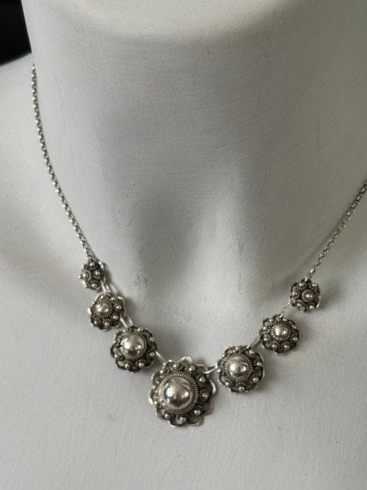 Zonder minimumprijs - Choker halsketting Zilver - Zeeuwse, Handtassen en Accessoires, Antieke sieraden
