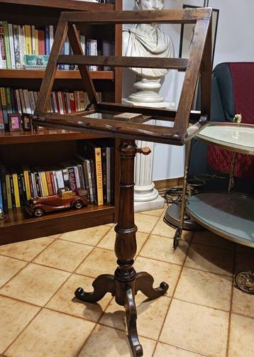 Standaard - Walnoot - Houten leggio, eind 19e eeuw.