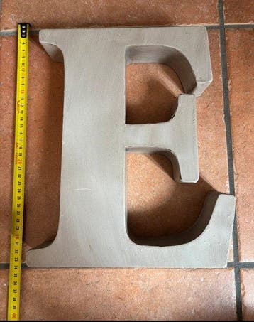 Industriële apparatuur - Italië - Letter E in metaal