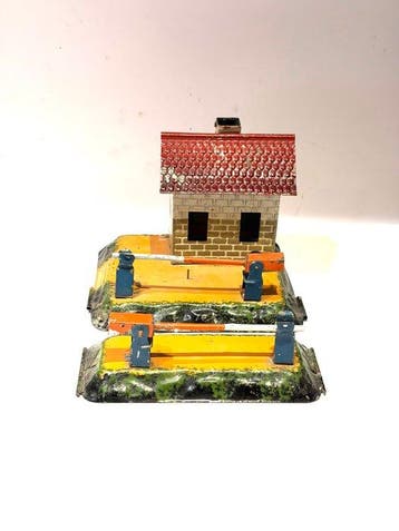 Bing - Jouet Blech Bahnhof Häuschen mit Schranke und