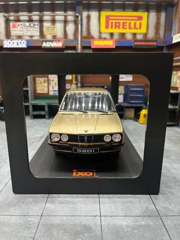 IXO 1:18 - Voiture miniature - BMW 520i (E28) 1987