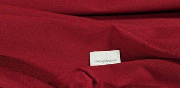 Rosso Rubino di Lusso: Eleganza e Artigianalità nel Tessuto