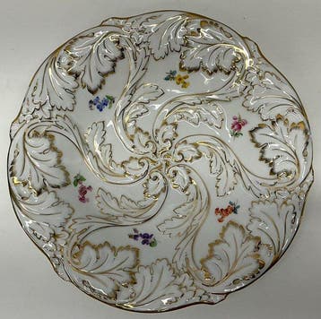 Meissen - Meissen – Grote rococo schotel met rijk reliëf van, Antiek en Kunst
