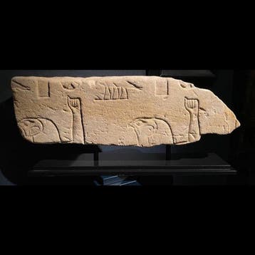 Oud-Egyptisch Zandsteen Relief van een tempel met twee goden
