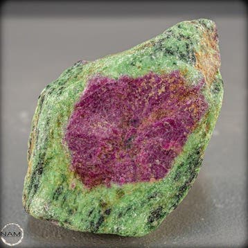 Natuurlijke robijnkristal in zoïsite-matrix- 434.59 g