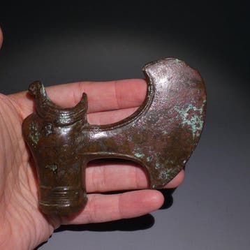 Luristan Brons Bijlkop. 10,5 cm lang. 1800 - 600 v.Chr.