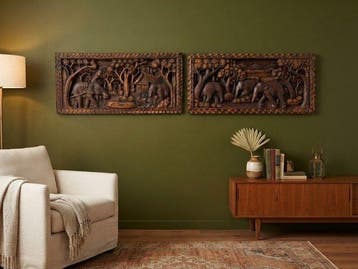 Twee decoratieve wandpanelen / bloksnijwerk - scènes uit de