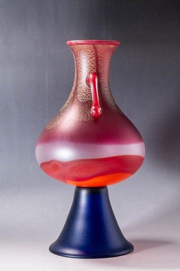 Grand vase en verre soufflé avec anses appliquées et