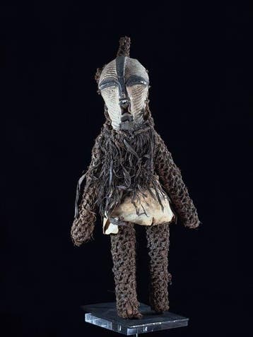Statuetje van een gemaskerde danser Kifwébé, bedrijf Bwadi