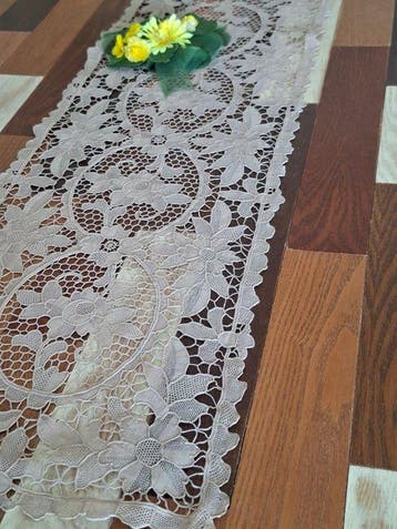 Énorme chemin de table réalisé entièrement avec de belles