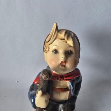 Goebel - Beeldje - Hummel #16 - Little Hiker - TMK1 -