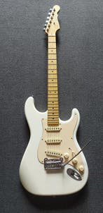 G&L - Legacy USA White MP, with Tolex Case and Certificate