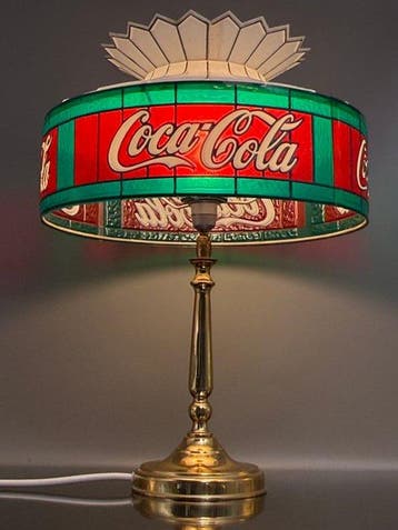 Lamp - Messing, Plastic - Coca-Cola-lamp in Tiffany