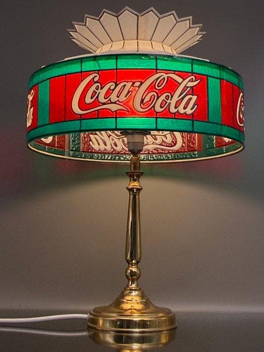 Lamp - Messing, Plastic - Coca-Cola-lamp in Tiffany, Antiek en Kunst, Curiosa en Brocante