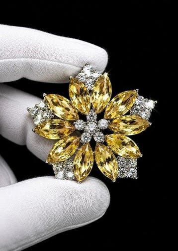 Très beau broche de fleur marguerite avec des cristaux façon