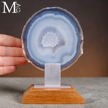 Gepolijste geode-snijvlak met een sprankelende centrale