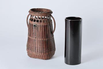Vaas - Bamboe bloemmand-vaas met gelakt inset door Ikeda