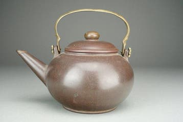 *Thai Market* - Yixing Teapot - “Gong Ju” () - China -