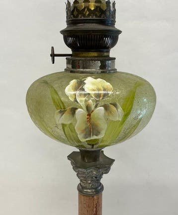 Antieke handbeschilderde petroleum-/olielamp met floraal