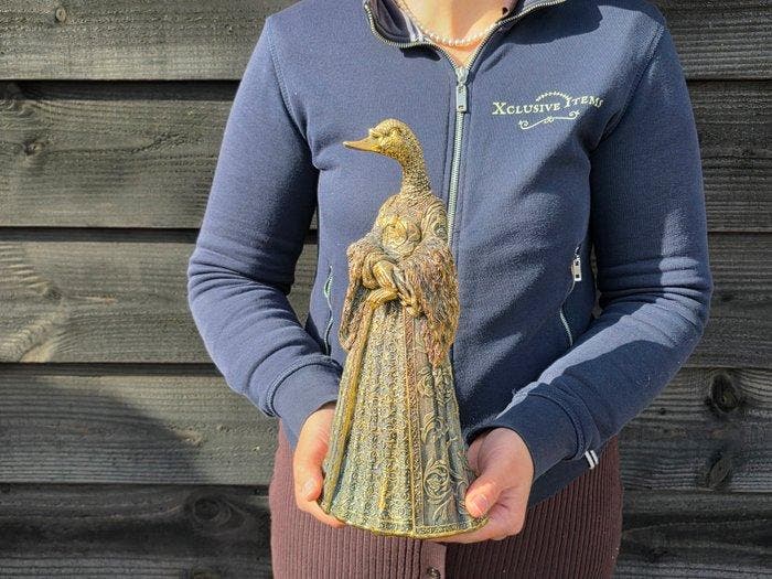 Beeld, Duck in Dress - 30.5 cm - Hars - 2026, Antiquités & Art, Curiosités & Brocante