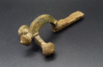 Romain antique Grande fibule à bouton doignon, fortement