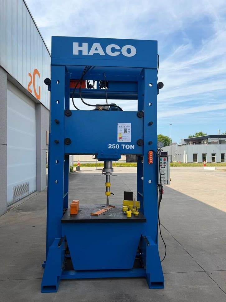 Grote hydraulische pers 250 Ton, Articles professionnels, Machines & Construction | Travail du métal