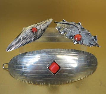 Bloedkoraal - 2 zilveren broches (1 x D.P.M.Gaillard,, Antiek en Kunst